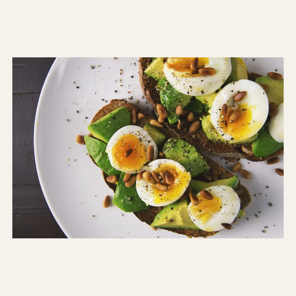 Ejemplo de imagen de producto ficticio: foto de tostada con aguacate y guarniciones
