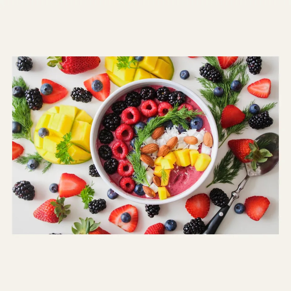 Ejemplo de imagen de producto ficticio: bol de desayuno con fruta y granola