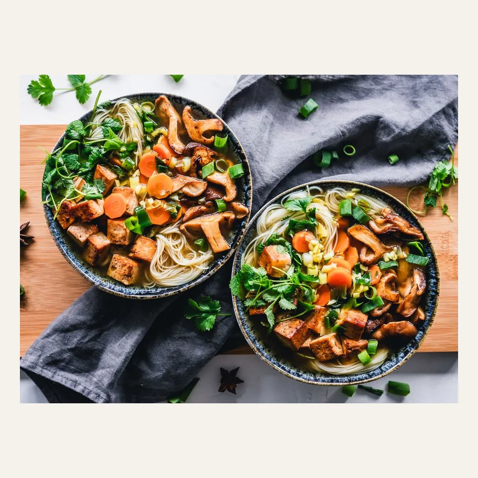 Ejemplo de imagen de producto ficticio: bol de verduras con aguacate